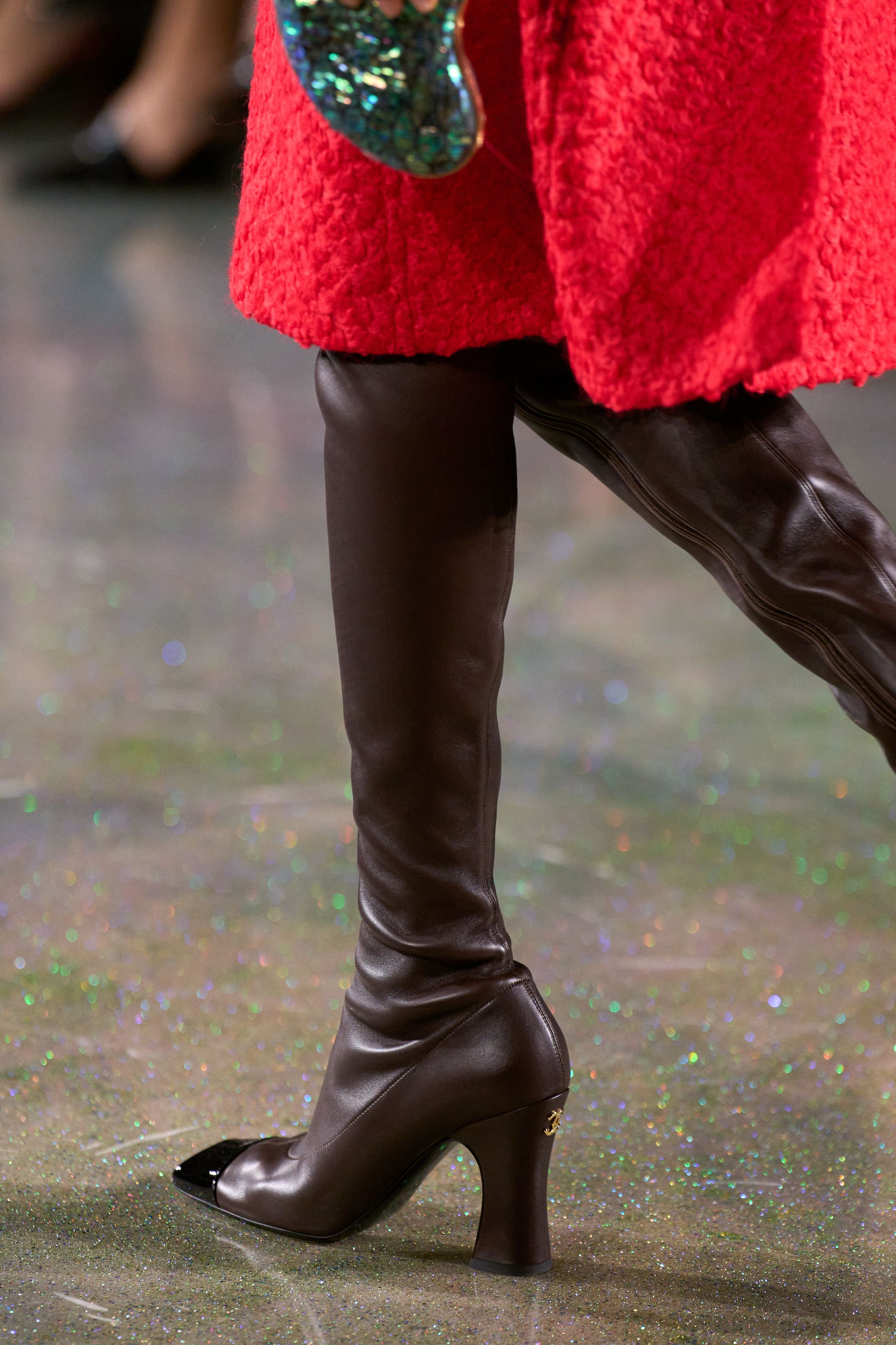 Жакет с акцентом на талии и одеяла вместо пальто. Тренды Недели моды в Париже осень-зима 2026 (фото 103)