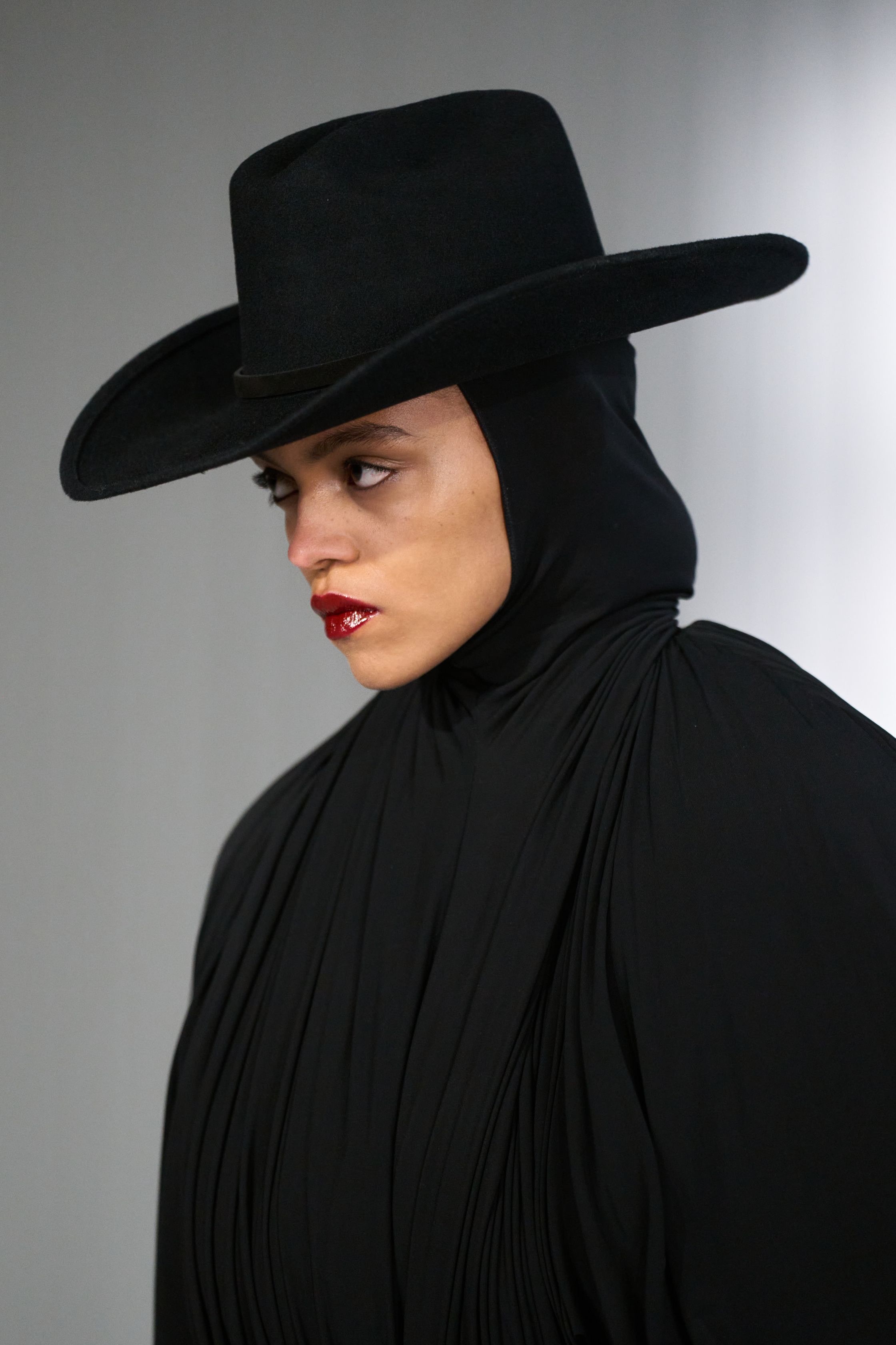 Жакет с акцентом на талии и одеяла вместо пальто. Тренды Недели моды в Париже осень-зима 2026 (фото 111)