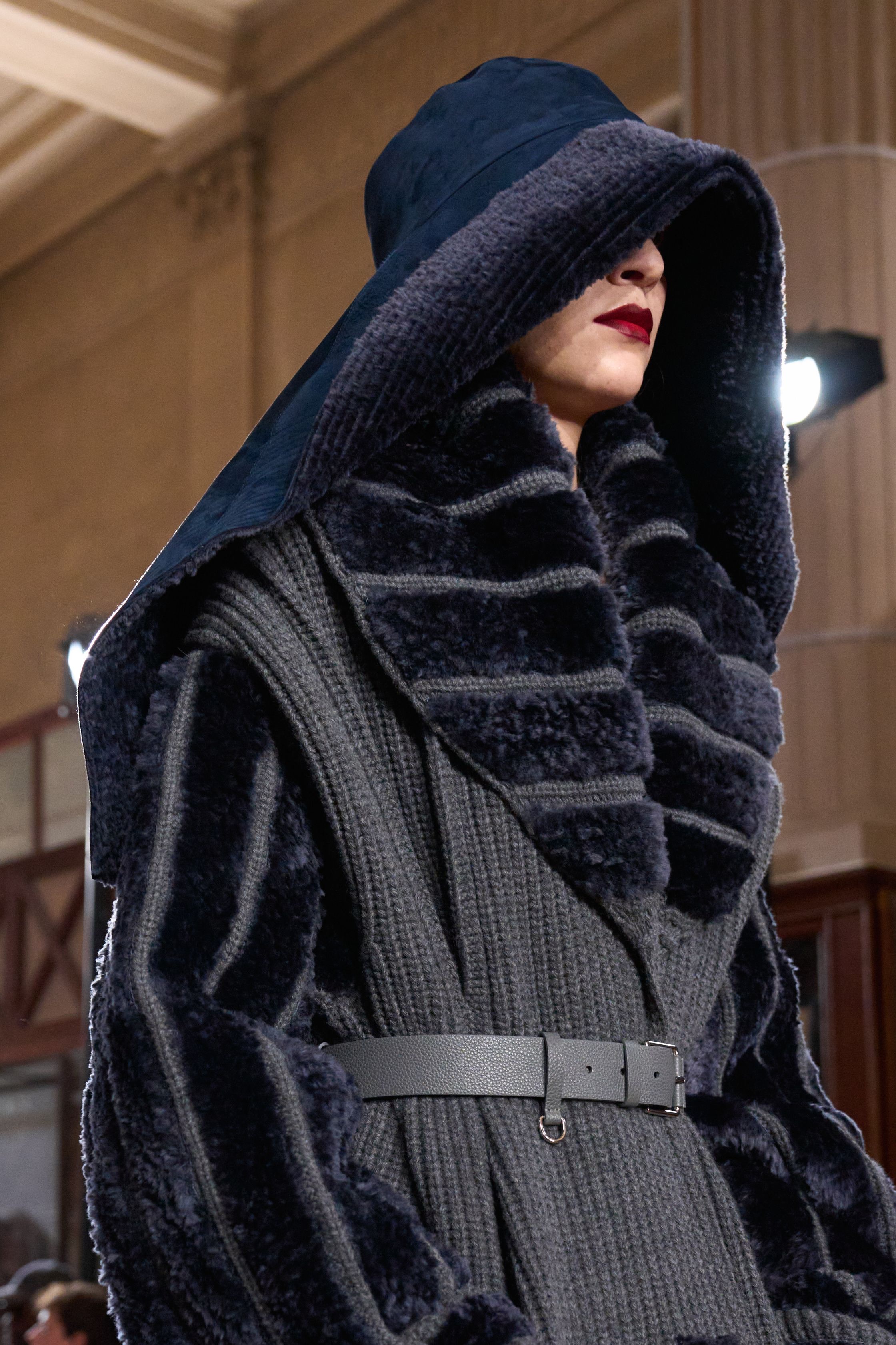 Жакет с акцентом на талии и одеяла вместо пальто. Тренды Недели моды в Париже осень-зима 2026 (фото 112)