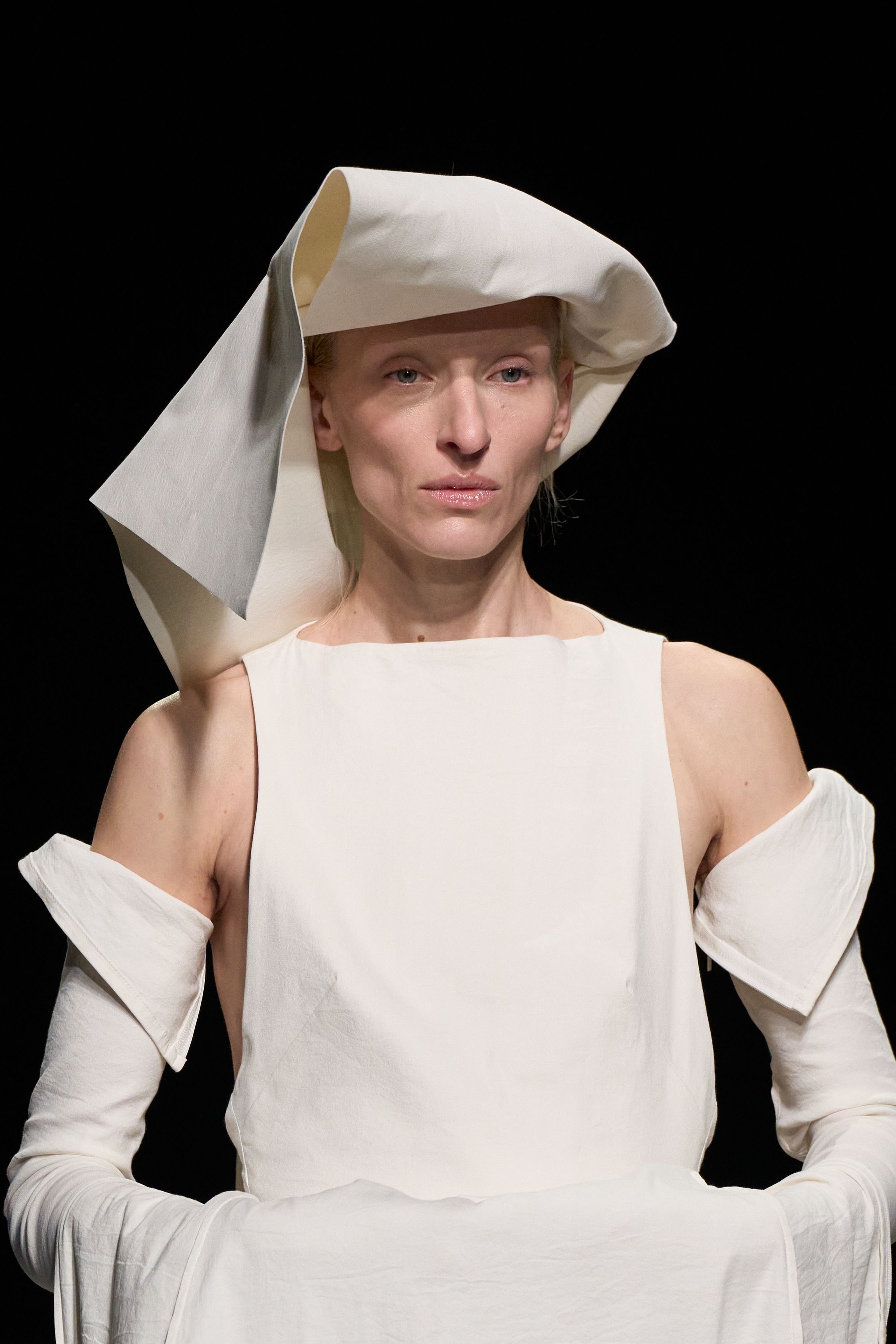 Жакет с акцентом на талии и одеяла вместо пальто. Тренды Недели моды в Париже осень-зима 2026 (фото 115)