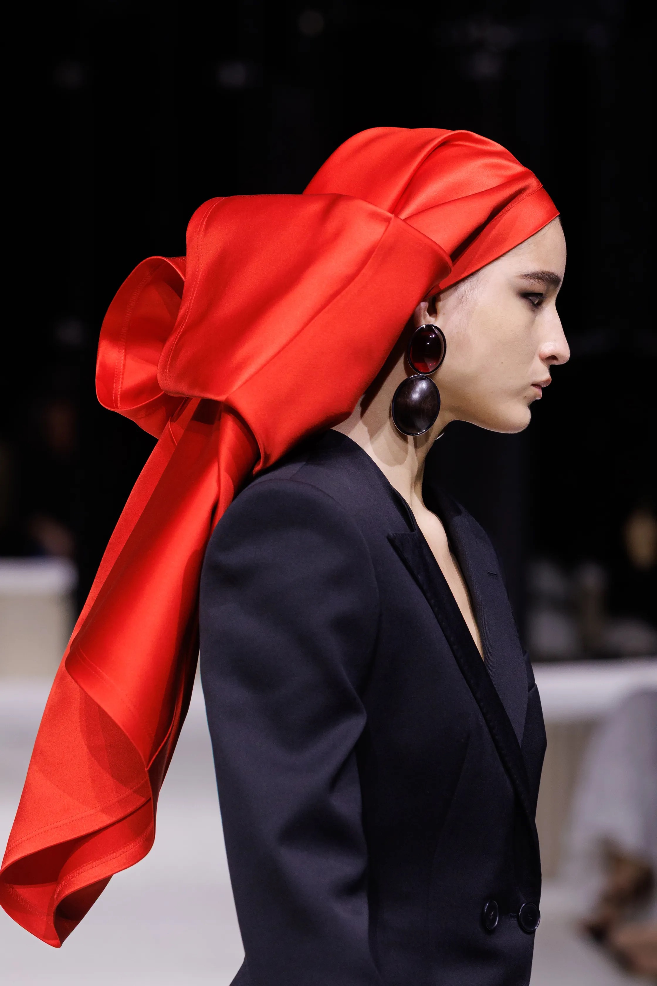 Жакет с акцентом на талии и одеяла вместо пальто. Тренды Недели моды в Париже осень-зима 2026 (фото 114)