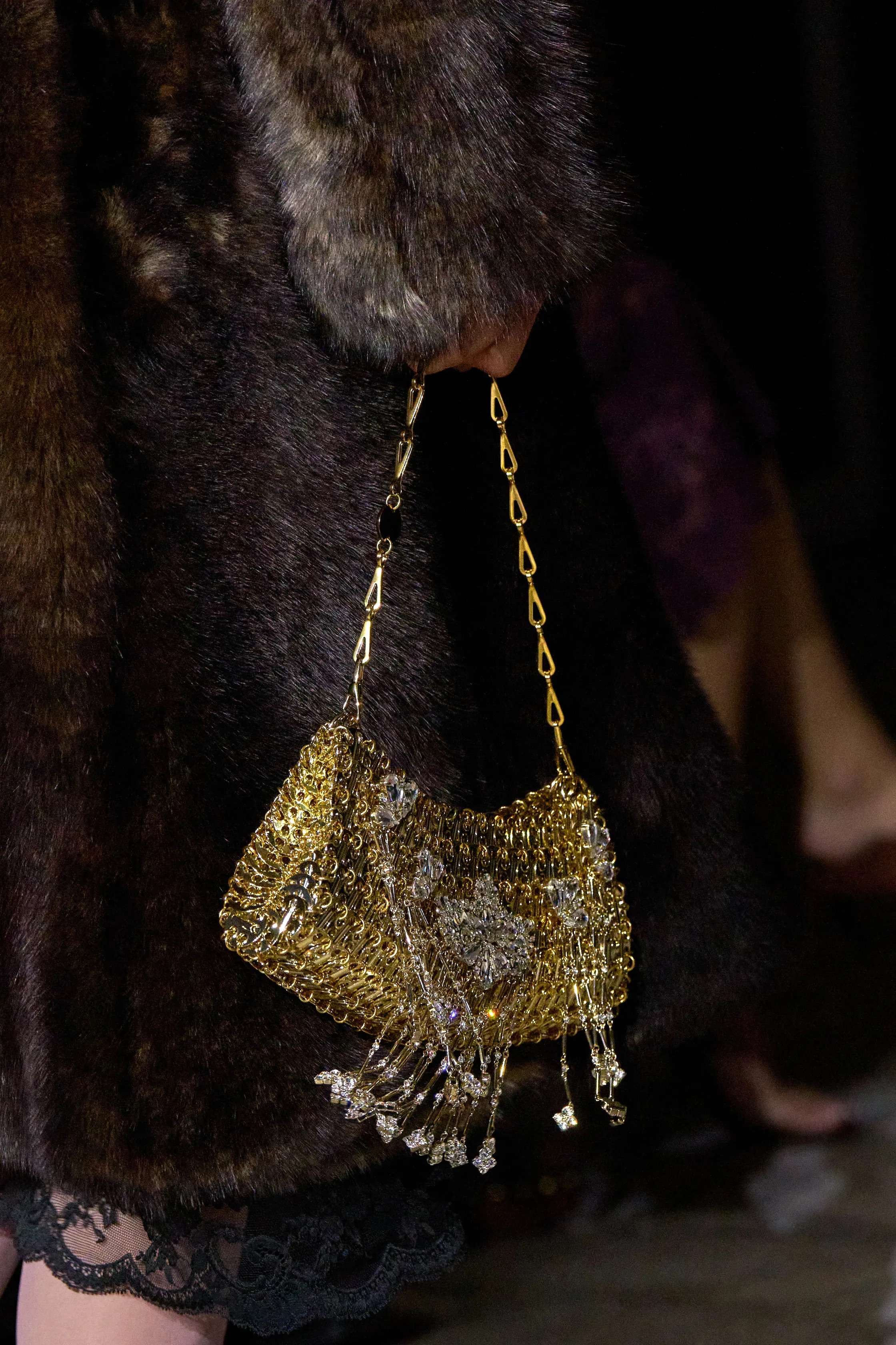 Жакет с акцентом на талии и одеяла вместо пальто. Тренды Недели моды в Париже осень-зима 2026 (фото 116)