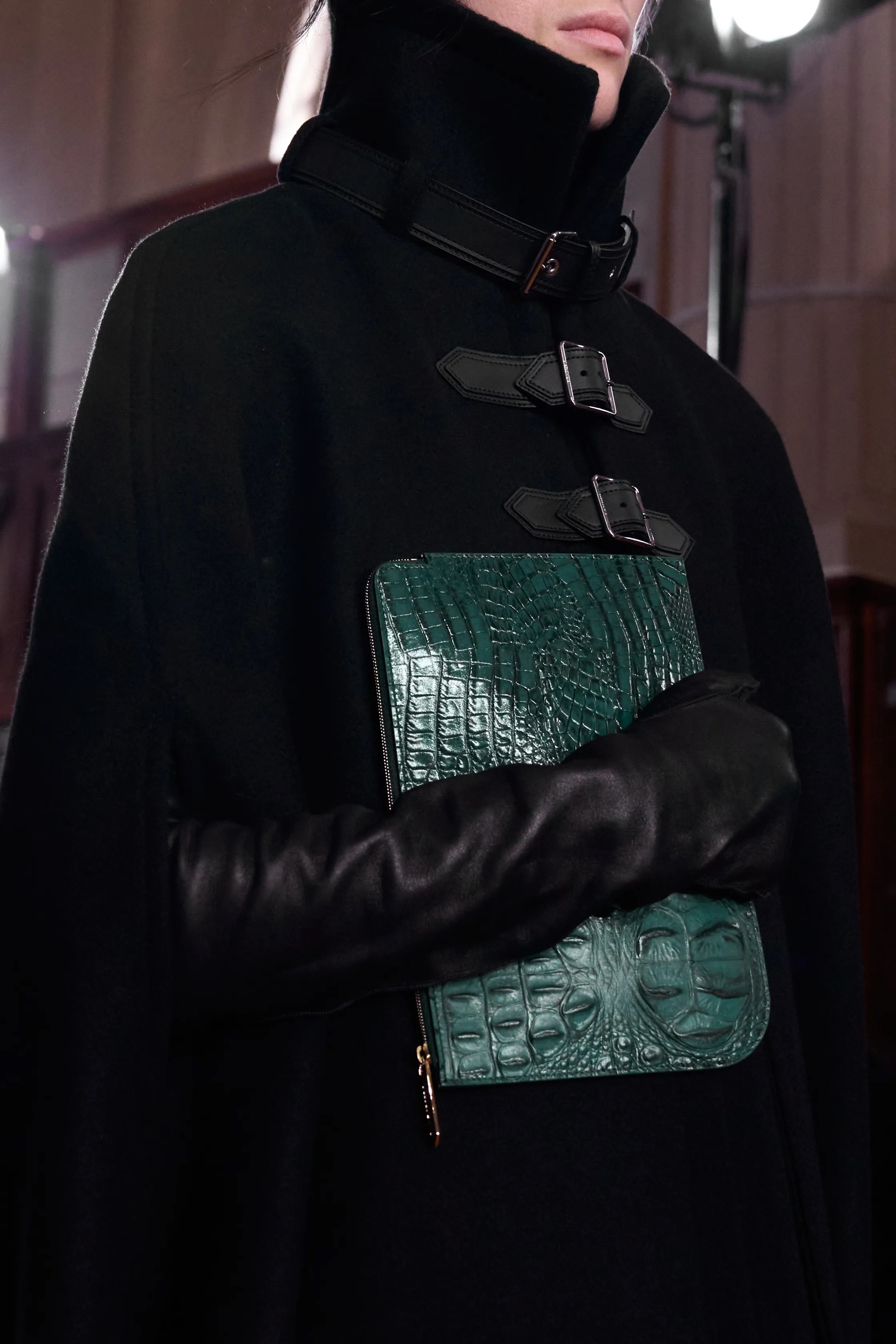 Жакет с акцентом на талии и одеяла вместо пальто. Тренды Недели моды в Париже осень-зима 2026 (фото 121)