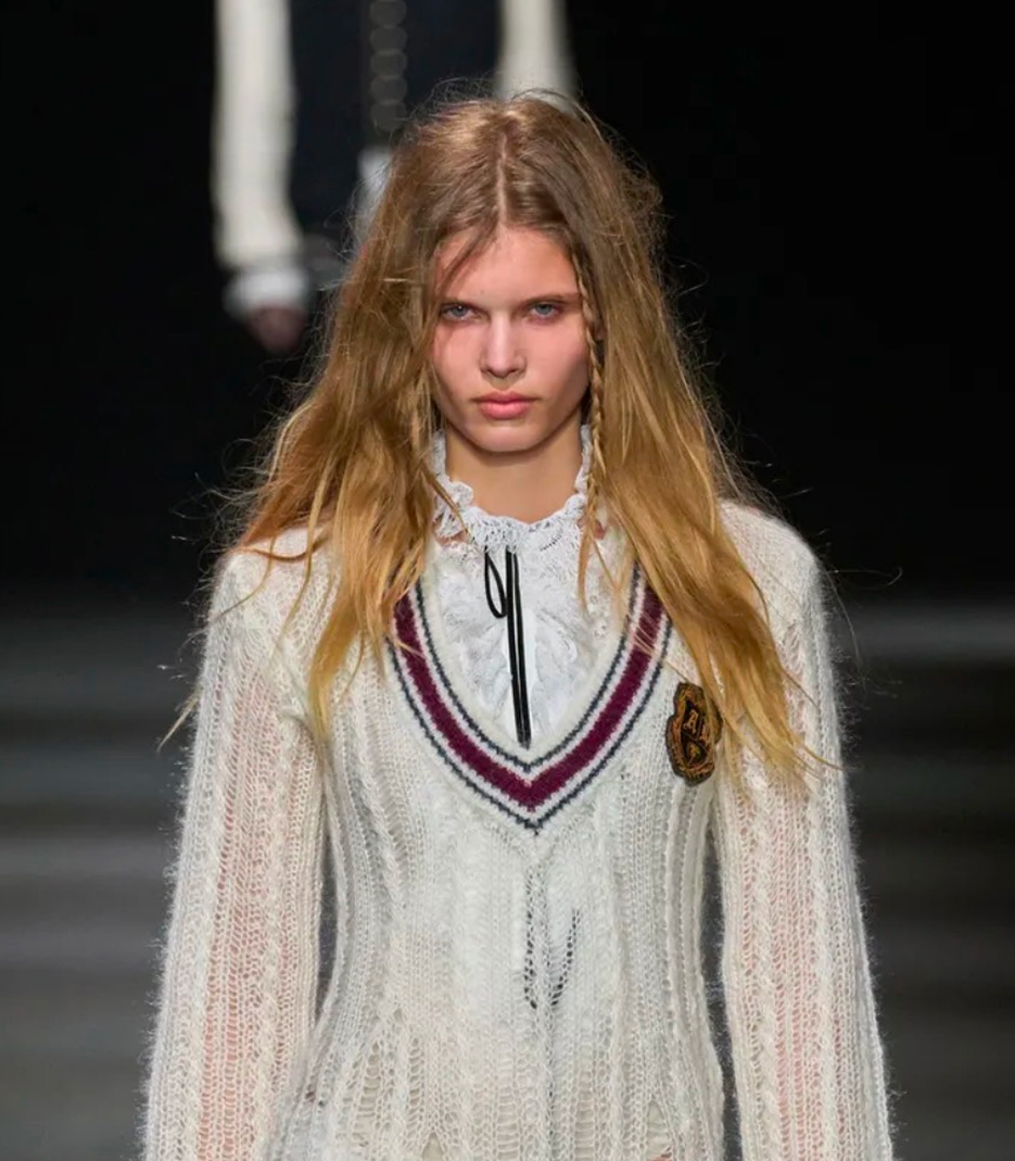 Депрессивные смоки и накладные челки: бьюти-тренды Недели моды в Париже сезона осень-зима 2026 (фото 1)