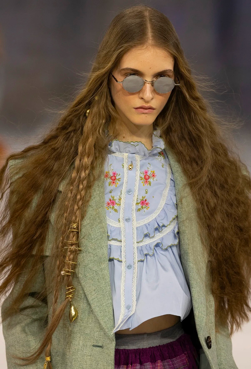 Депрессивные смоки и накладные челки: бьюти-тренды Недели моды в Париже сезона осень-зима 2026 (фото 2)