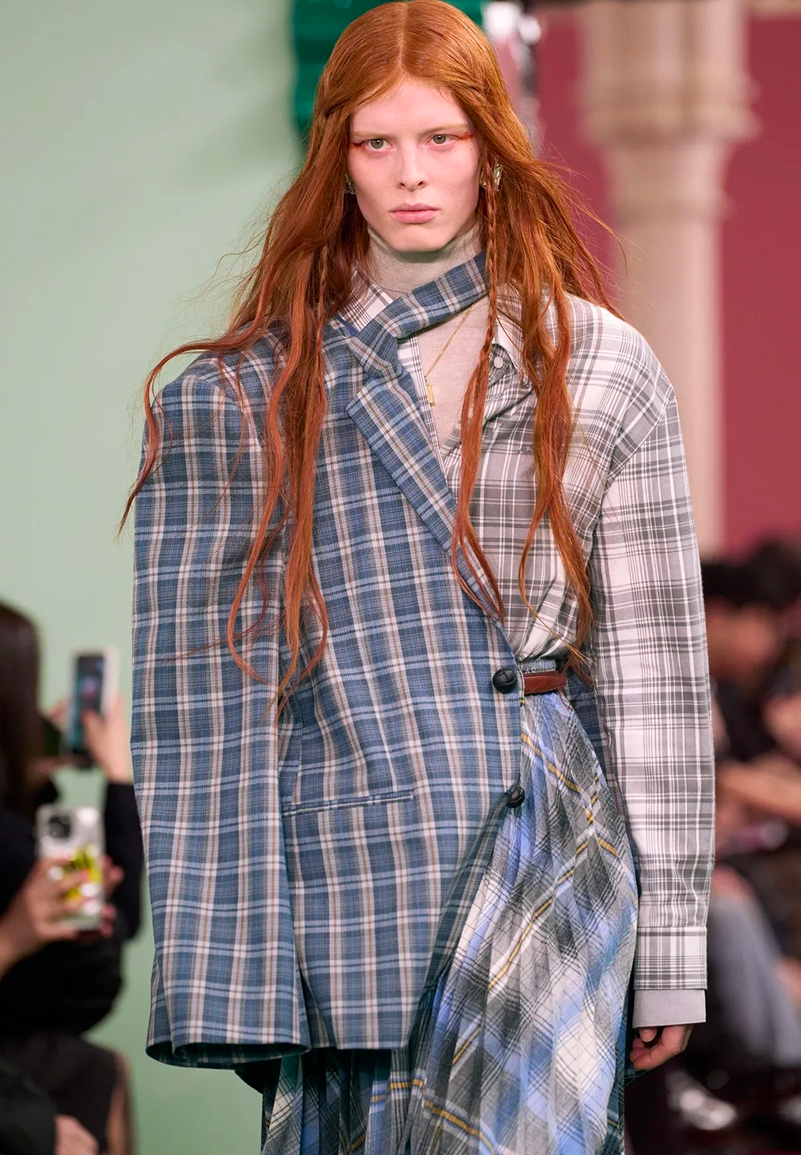 Депрессивные смоки и накладные челки: бьюти-тренды Недели моды в Париже сезона осень-зима 2026 (фото 3)