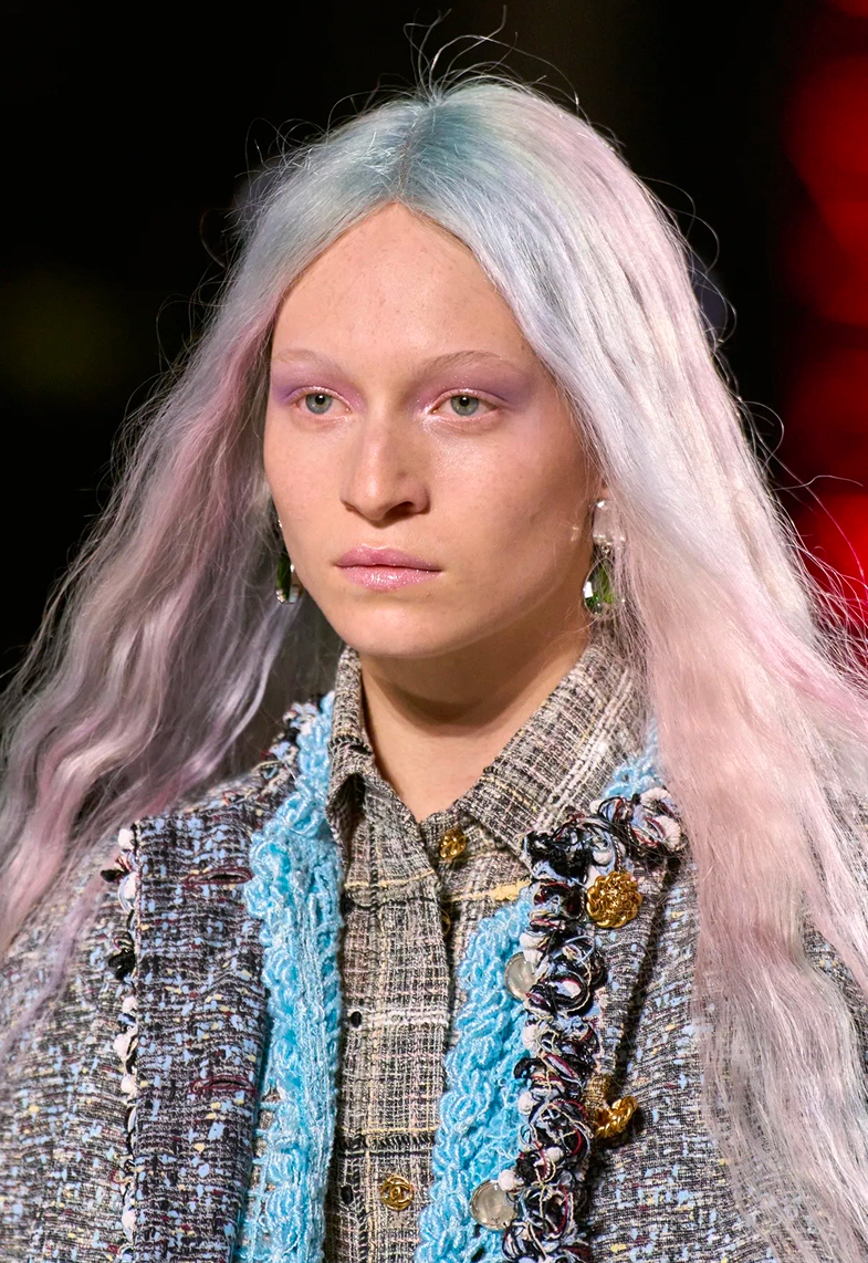 Депрессивные смоки и накладные челки: бьюти-тренды Недели моды в Париже сезона осень-зима 2026 (фото 4)