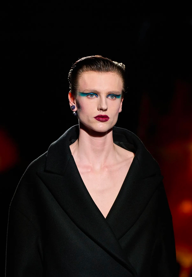 Депрессивные смоки и накладные челки: бьюти-тренды Недели моды в Париже сезона осень-зима 2026 (фото 5)