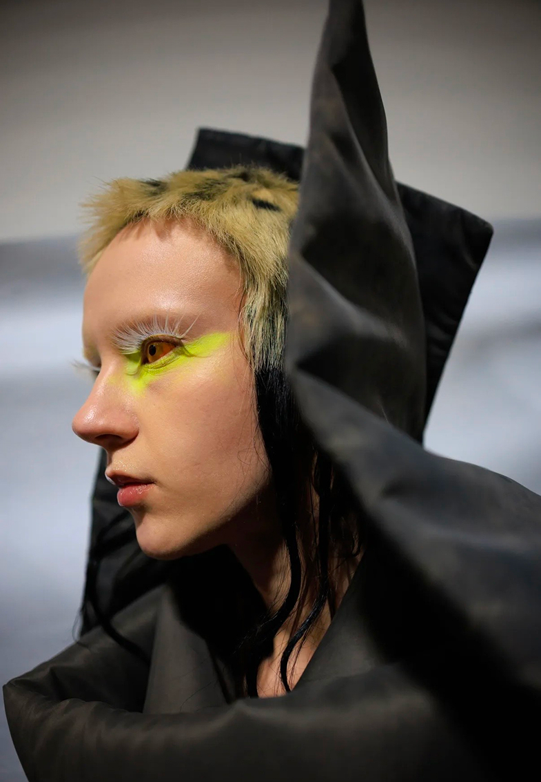 Депрессивные смоки и накладные челки: бьюти-тренды Недели моды в Париже сезона осень-зима 2026 (фото 6)