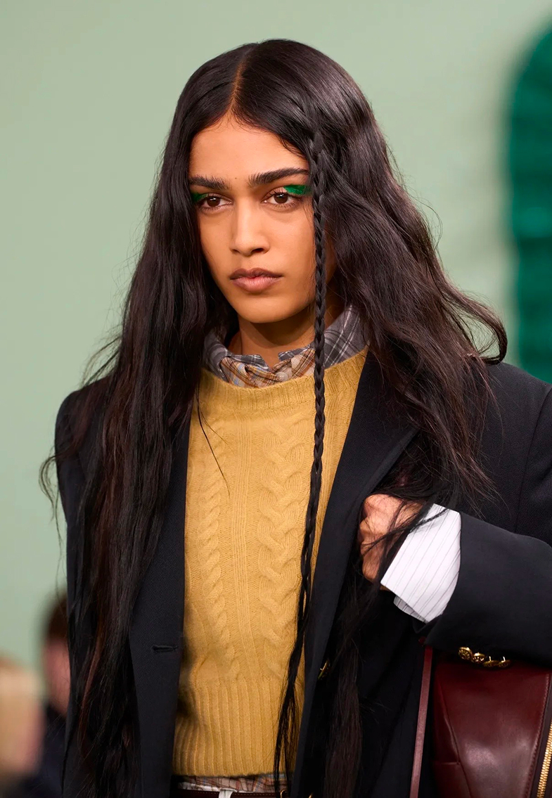 Депрессивные смоки и накладные челки: бьюти-тренды Недели моды в Париже сезона осень-зима 2026 (фото 8)