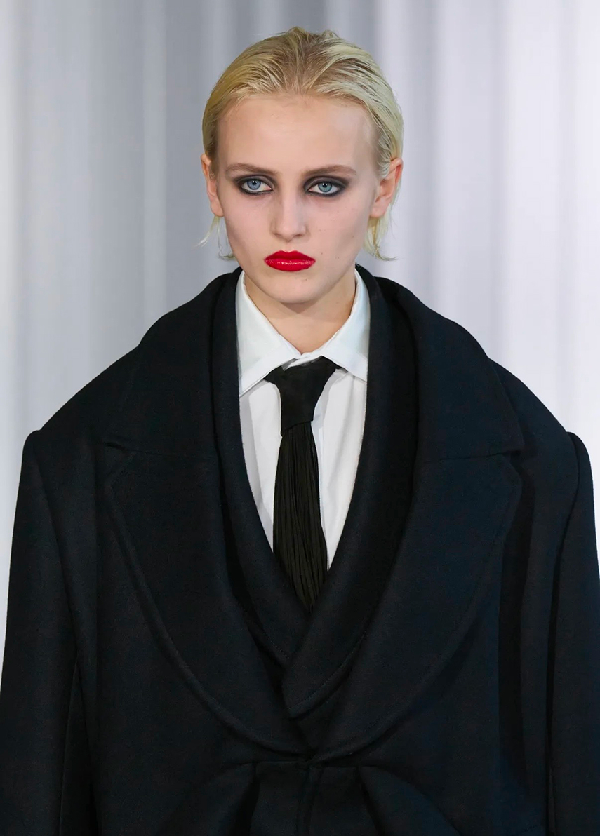 Депрессивные смоки и накладные челки: бьюти-тренды Недели моды в Париже сезона осень-зима 2026 (фото 9)