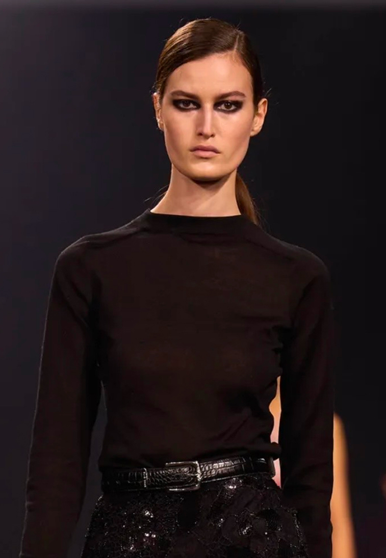 Депрессивные смоки и накладные челки: бьюти-тренды Недели моды в Париже сезона осень-зима 2026 (фото 10)