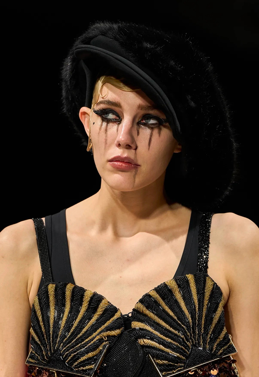 Депрессивные смоки и накладные челки: бьюти-тренды Недели моды в Париже сезона осень-зима 2026 (фото 11)