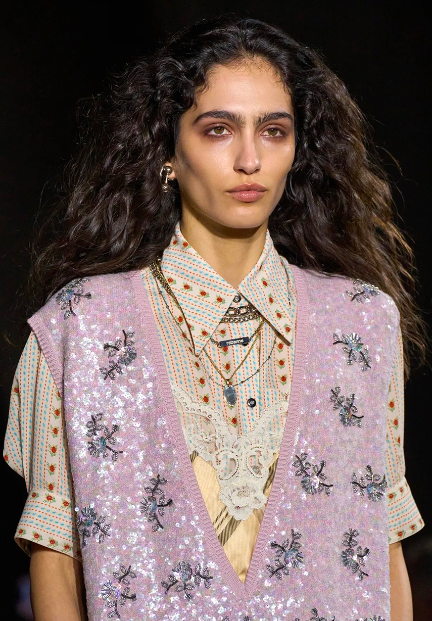 Депрессивные смоки и накладные челки: бьюти-тренды Недели моды в Париже сезона осень-зима 2026 (фото 12)