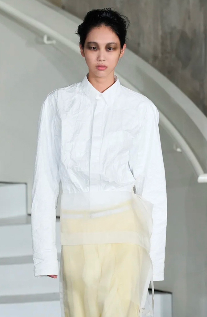 Депрессивные смоки и накладные челки: бьюти-тренды Недели моды в Париже сезона осень-зима 2026 (фото 13)