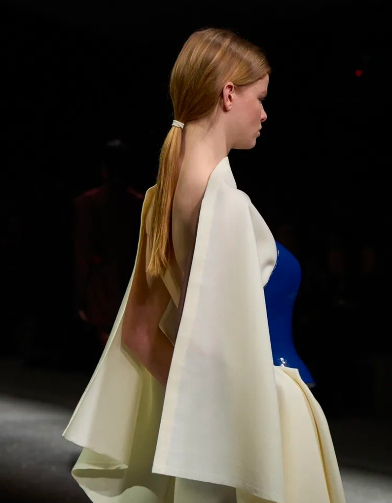 Депрессивные смоки и накладные челки: бьюти-тренды Недели моды в Париже сезона осень-зима 2026 (фото 15)