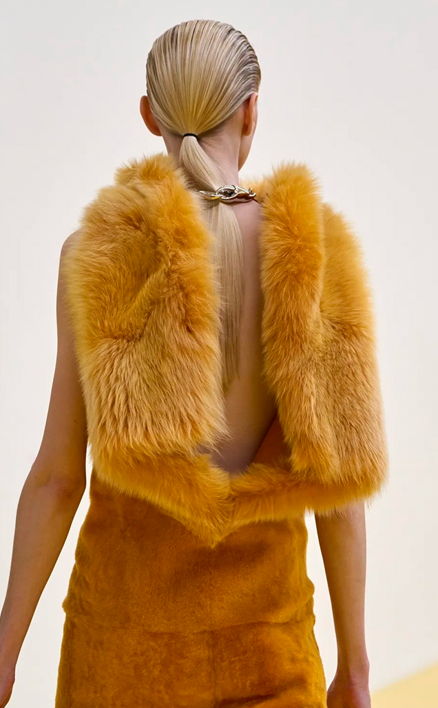 Депрессивные смоки и накладные челки: бьюти-тренды Недели моды в Париже сезона осень-зима 2026 (фото 16)