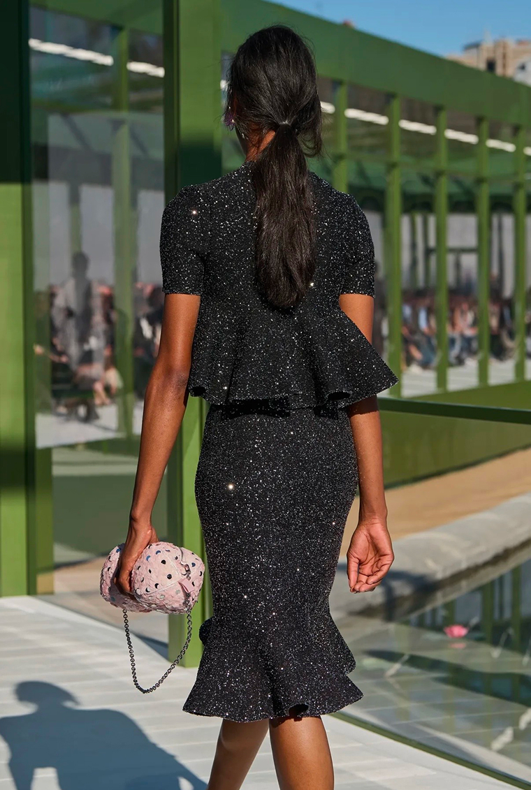 Депрессивные смоки и накладные челки: бьюти-тренды Недели моды в Париже сезона осень-зима 2026 (фото 17)