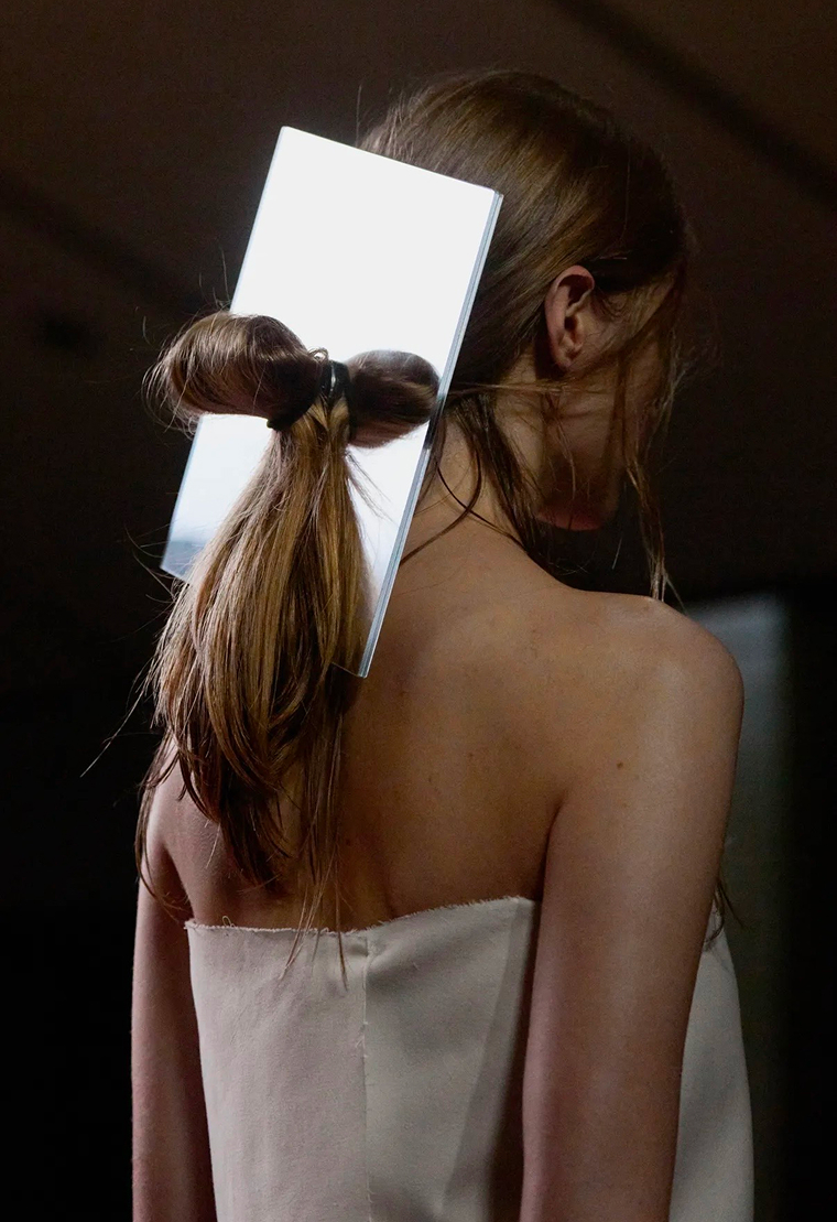 Депрессивные смоки и накладные челки: бьюти-тренды Недели моды в Париже сезона осень-зима 2026 (фото 18)