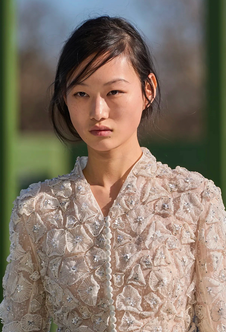 Депрессивные смоки и накладные челки: бьюти-тренды Недели моды в Париже сезона осень-зима 2026 (фото 19)