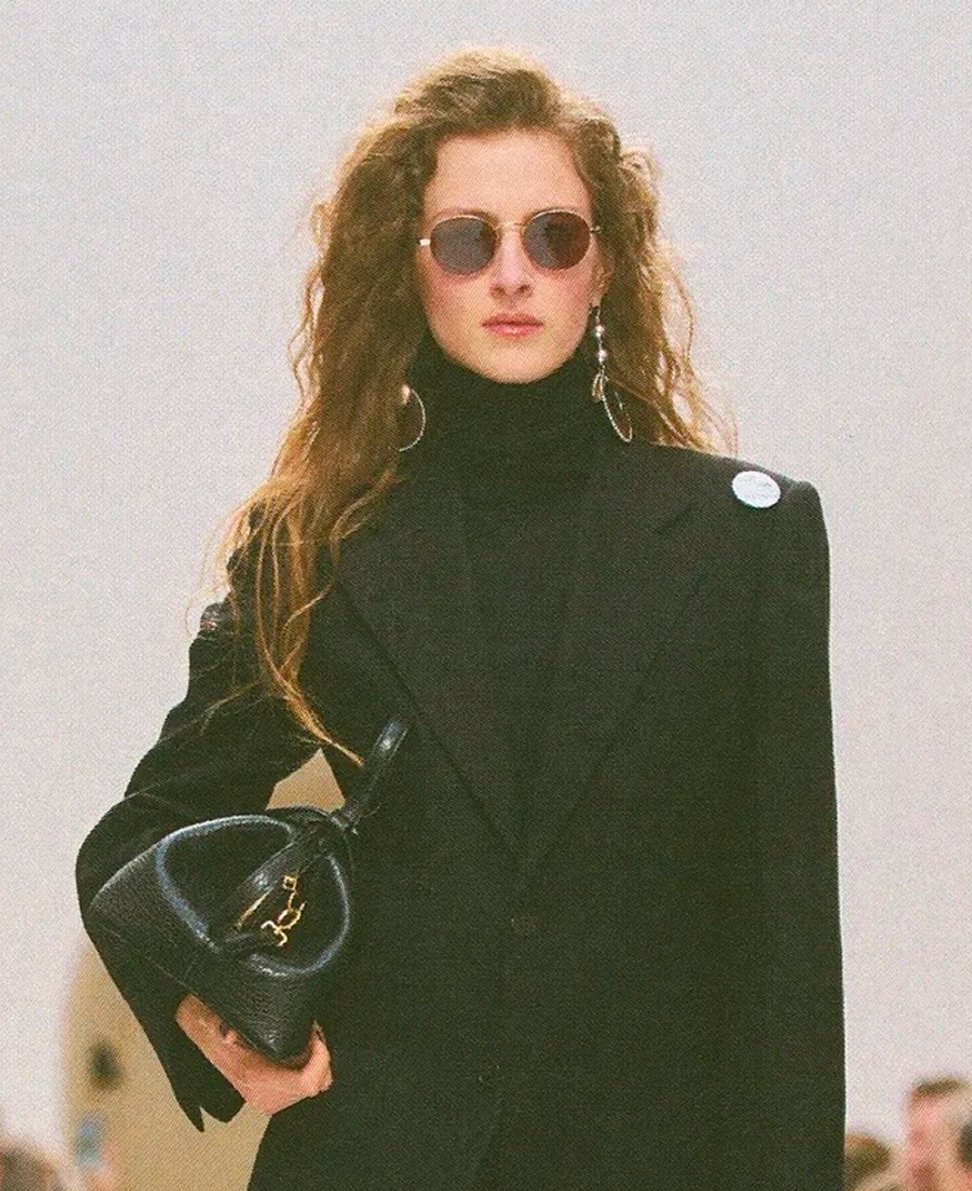 Депрессивные смоки и накладные челки: бьюти-тренды Недели моды в Париже сезона осень-зима 2026 (фото 20)