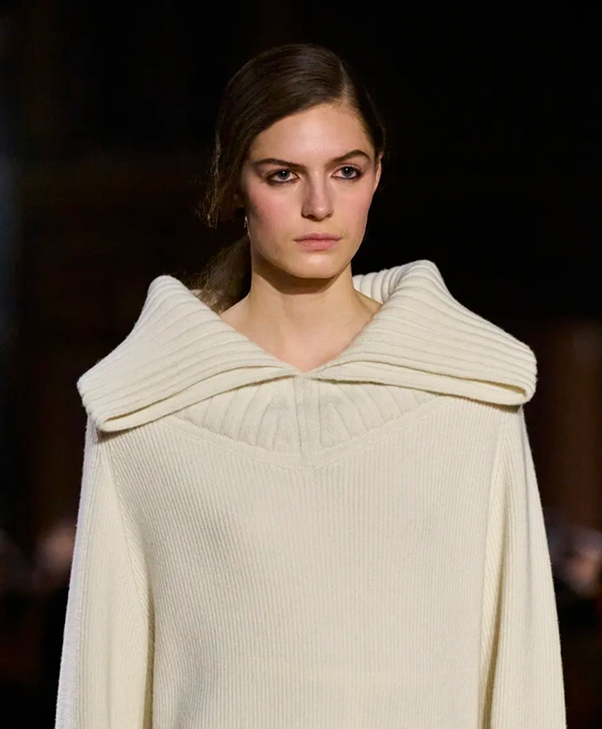 Депрессивные смоки и накладные челки: бьюти-тренды Недели моды в Париже сезона осень-зима 2026 (фото 21)