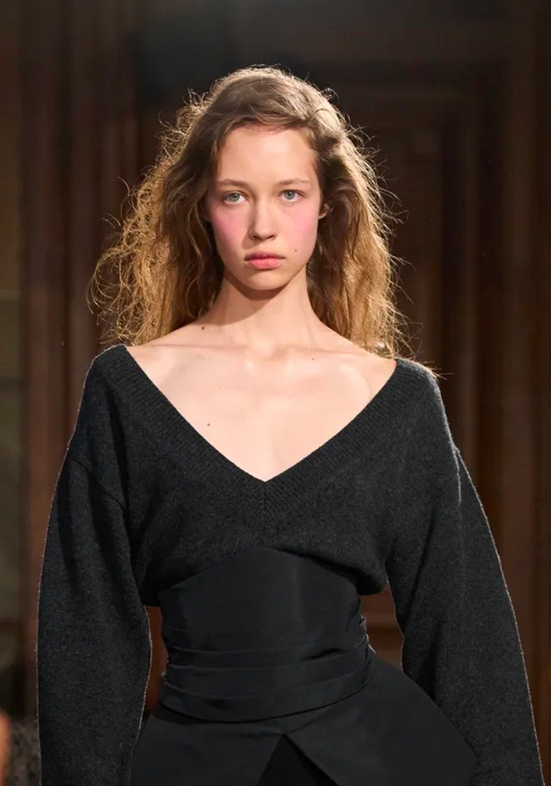 Депрессивные смоки и накладные челки: бьюти-тренды Недели моды в Париже сезона осень-зима 2026 (фото 22)