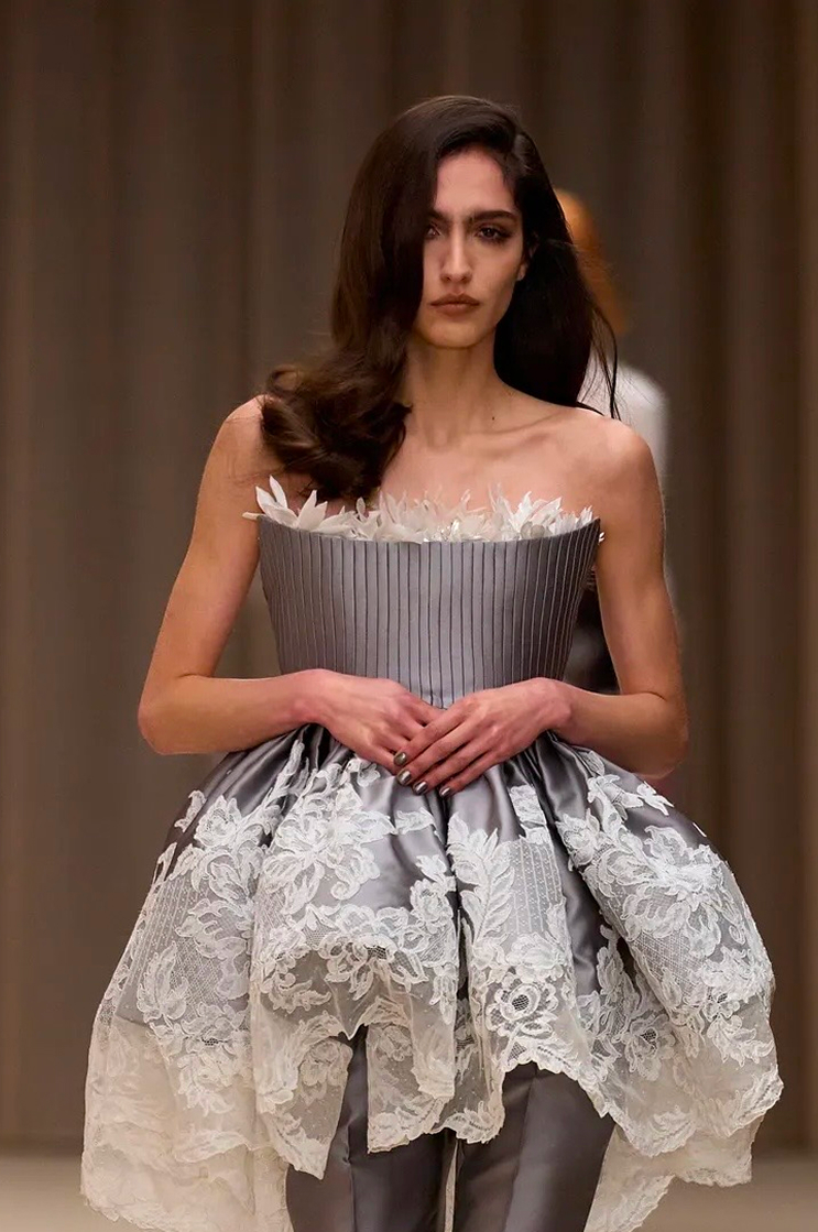 Депрессивные смоки и накладные челки: бьюти-тренды Недели моды в Париже сезона осень-зима 2026 (фото 24)