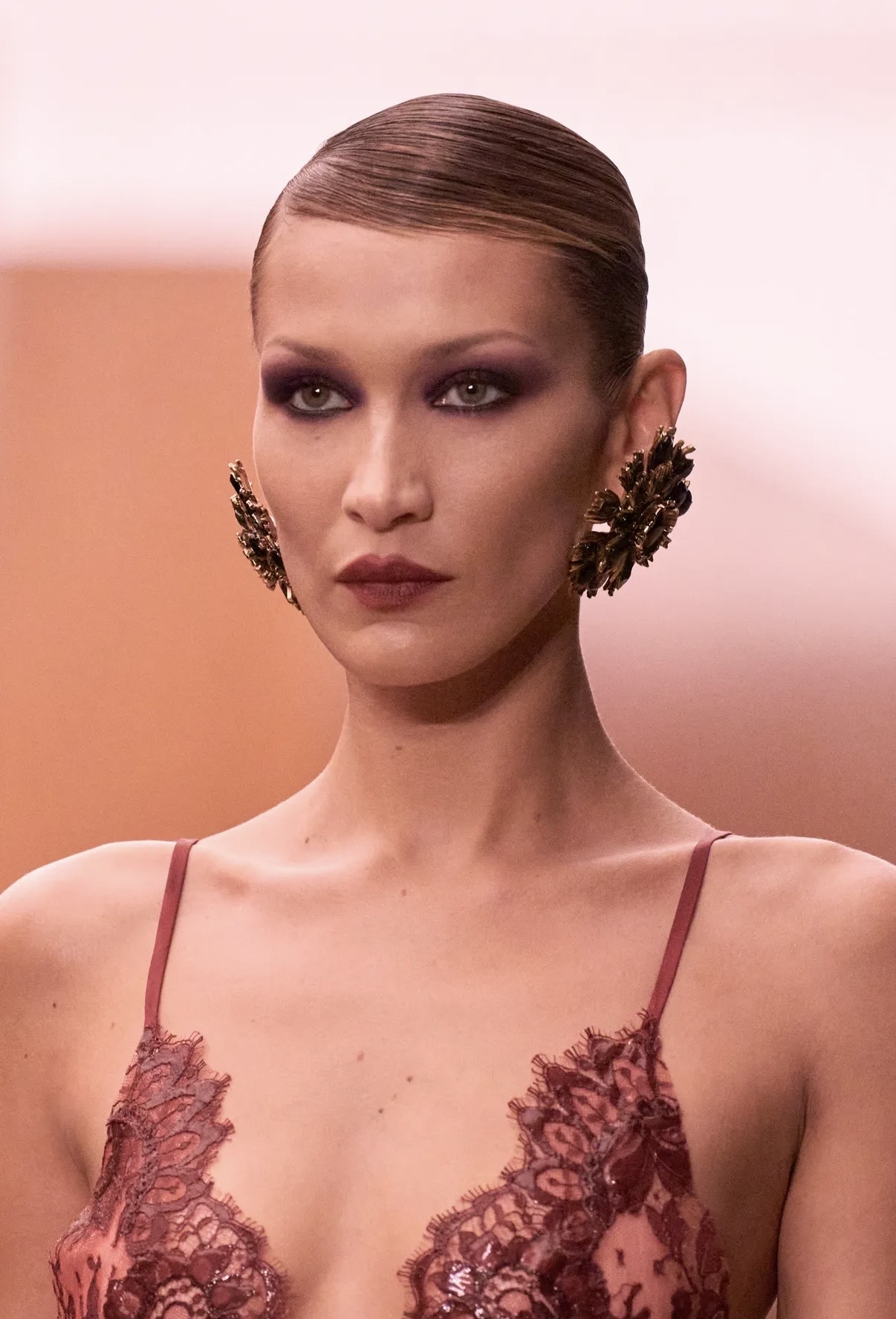 Депрессивные смоки и накладные челки: бьюти-тренды Недели моды в Париже сезона осень-зима 2026 (фото 23)