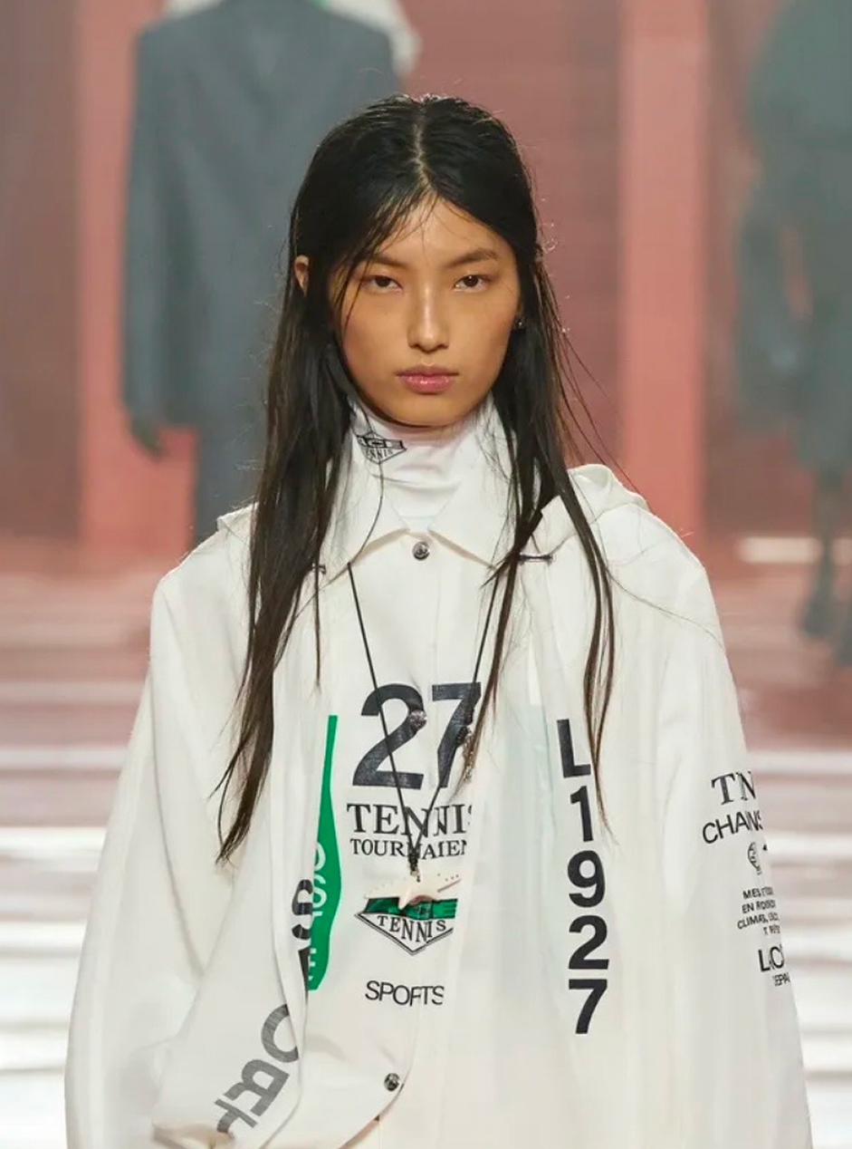 Депрессивные смоки и накладные челки: бьюти-тренды Недели моды в Париже сезона осень-зима 2026 (фото 25)