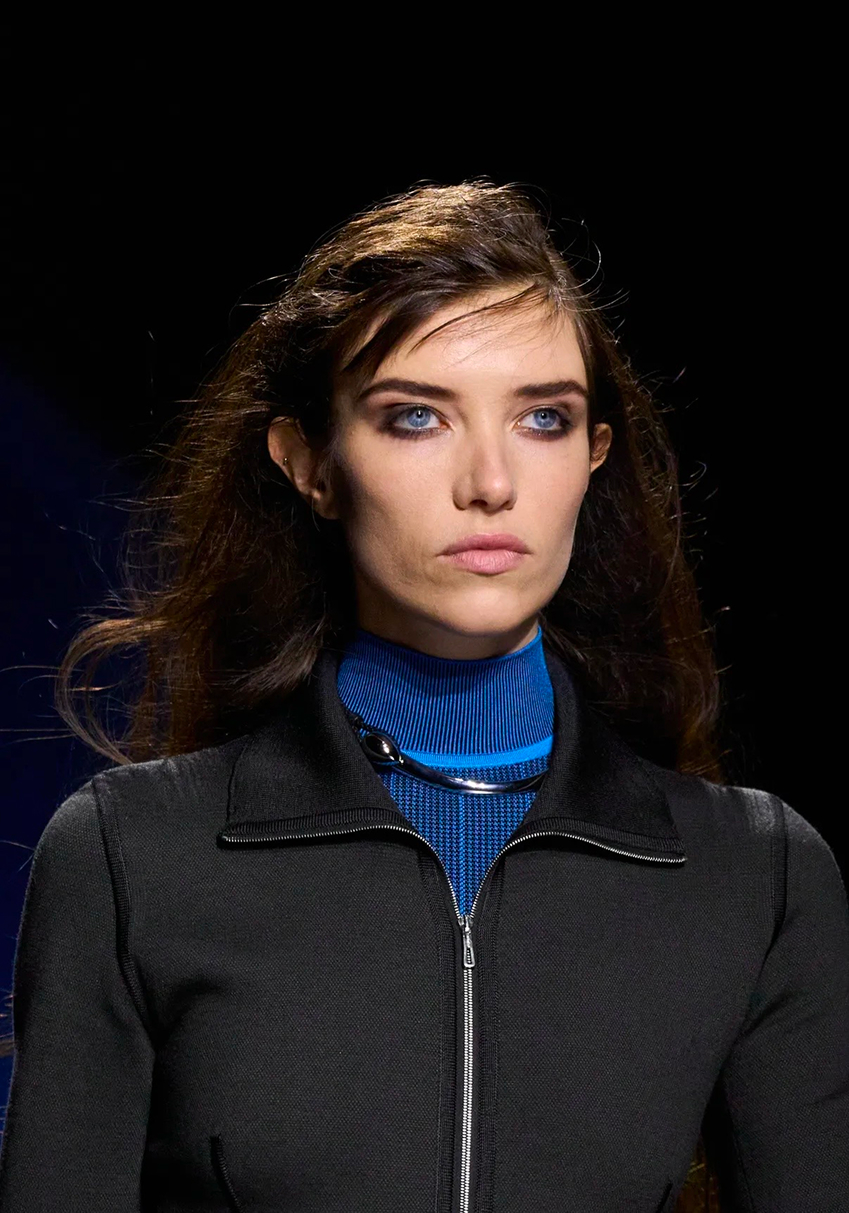 Депрессивные смоки и накладные челки: бьюти-тренды Недели моды в Париже сезона осень-зима 2026 (фото 27)