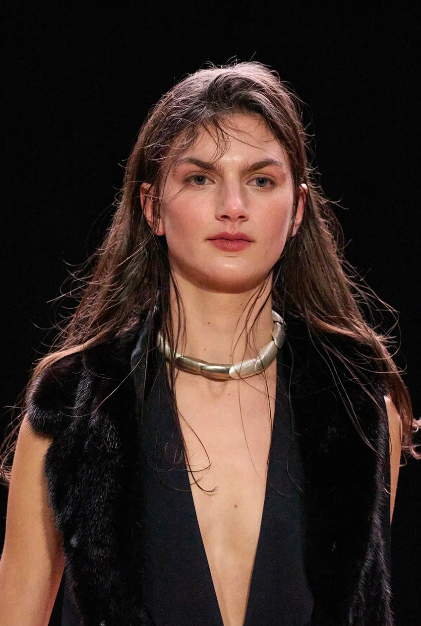 Депрессивные смоки и накладные челки: бьюти-тренды Недели моды в Париже сезона осень-зима 2026 (фото 29)