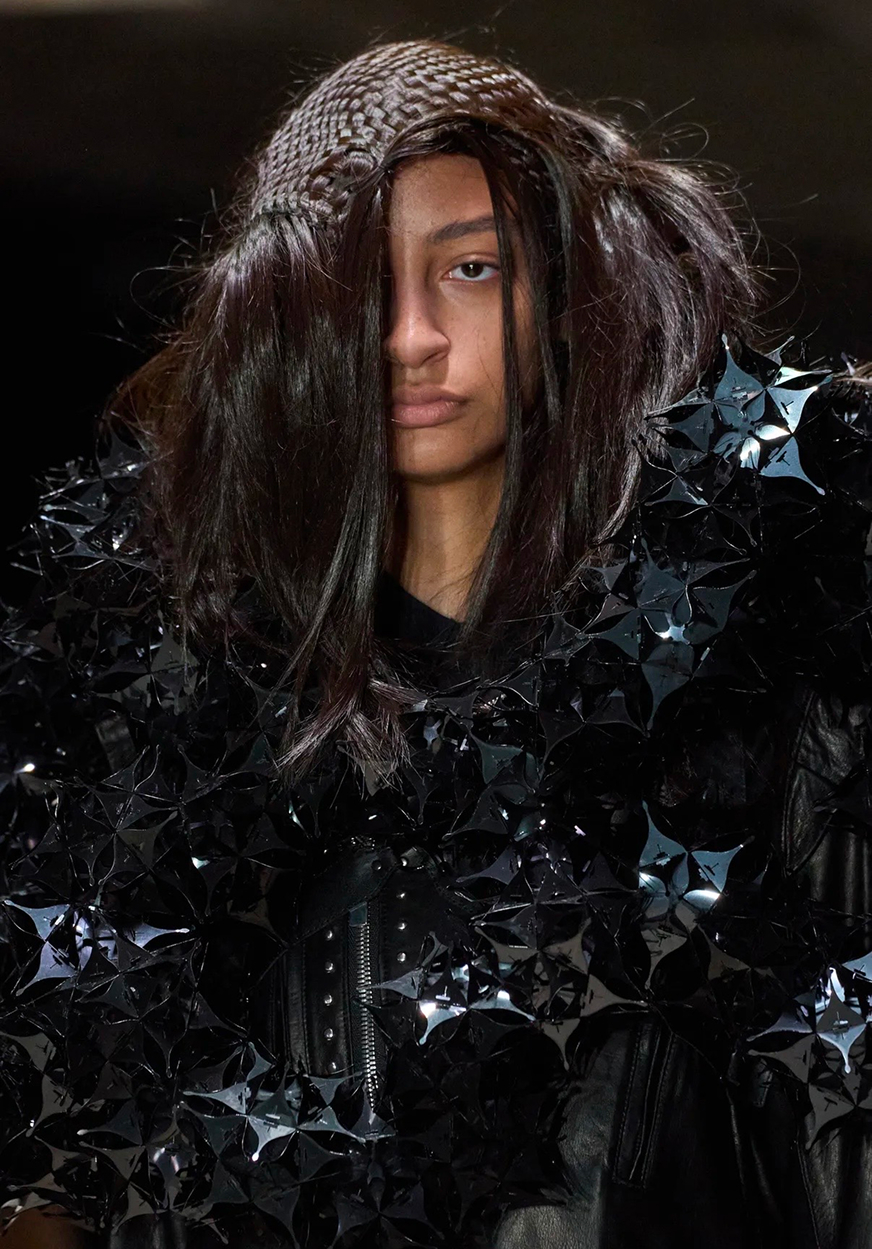 Депрессивные смоки и накладные челки: бьюти-тренды Недели моды в Париже сезона осень-зима 2026 (фото 30)