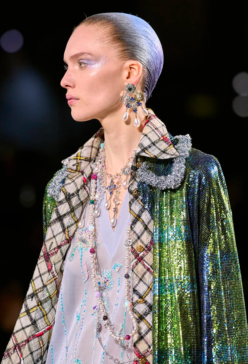 Депрессивные смоки и накладные челки: бьюти-тренды Недели моды в Париже сезона осень-зима 2026 (фото 31)