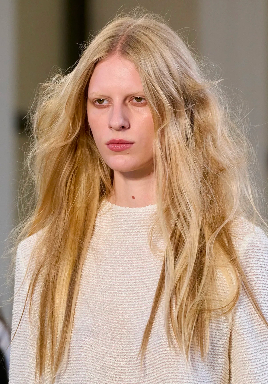 Депрессивные смоки и накладные челки: бьюти-тренды Недели моды в Париже сезона осень-зима 2026 (фото 34)