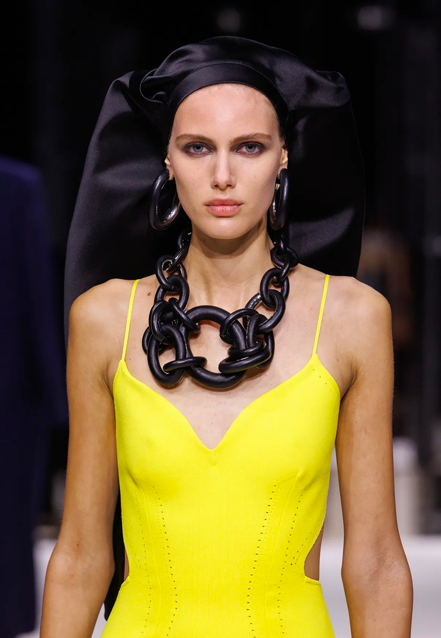 Депрессивные смоки и накладные челки: бьюти-тренды Недели моды в Париже сезона осень-зима 2026 (фото 36)