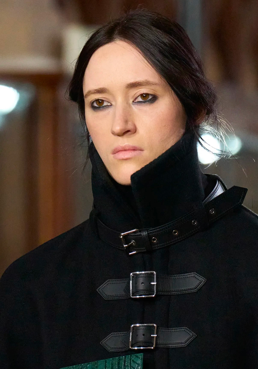 Депрессивные смоки и накладные челки: бьюти-тренды Недели моды в Париже сезона осень-зима 2026 (фото 37)