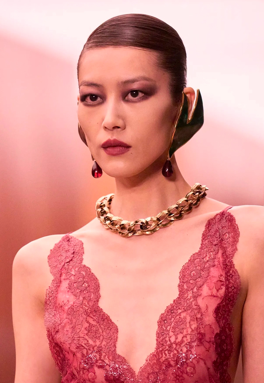 Депрессивные смоки и накладные челки: бьюти-тренды Недели моды в Париже сезона осень-зима 2026 (фото 38)