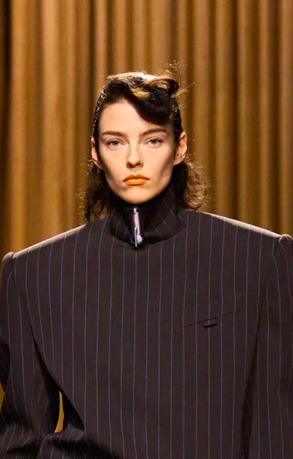 Депрессивные смоки и накладные челки: бьюти-тренды Недели моды в Париже сезона осень-зима 2026 (фото 40)