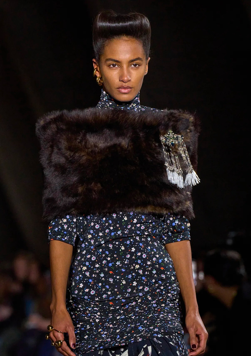 Депрессивные смоки и накладные челки: бьюти-тренды Недели моды в Париже сезона осень-зима 2026 (фото 41)