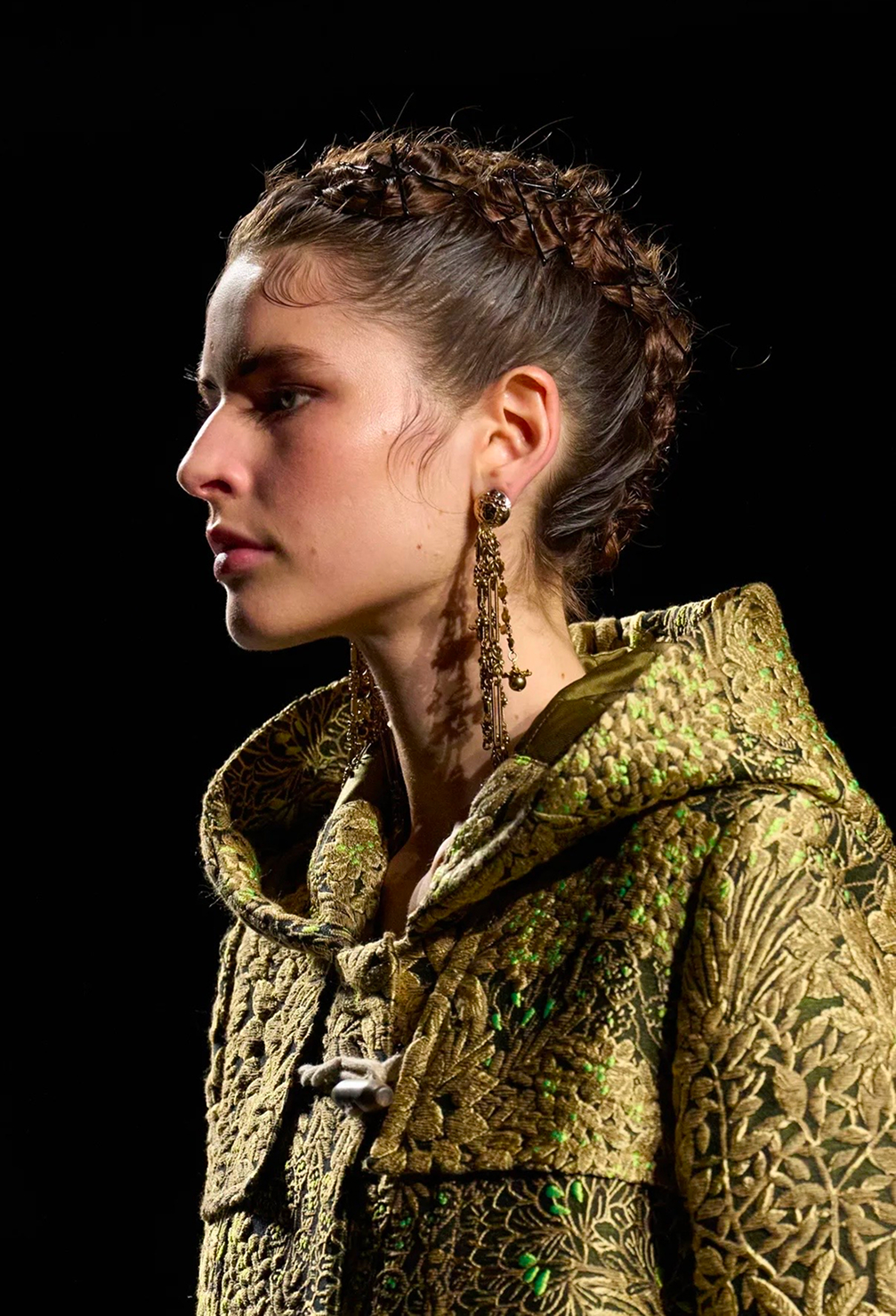 Депрессивные смоки и накладные челки: бьюти-тренды Недели моды в Париже сезона осень-зима 2026 (фото 42)