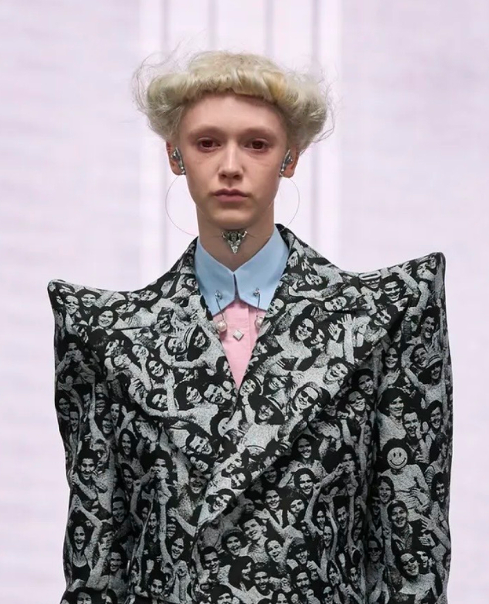 Депрессивные смоки и накладные челки: бьюти-тренды Недели моды в Париже сезона осень-зима 2026 (фото 43)