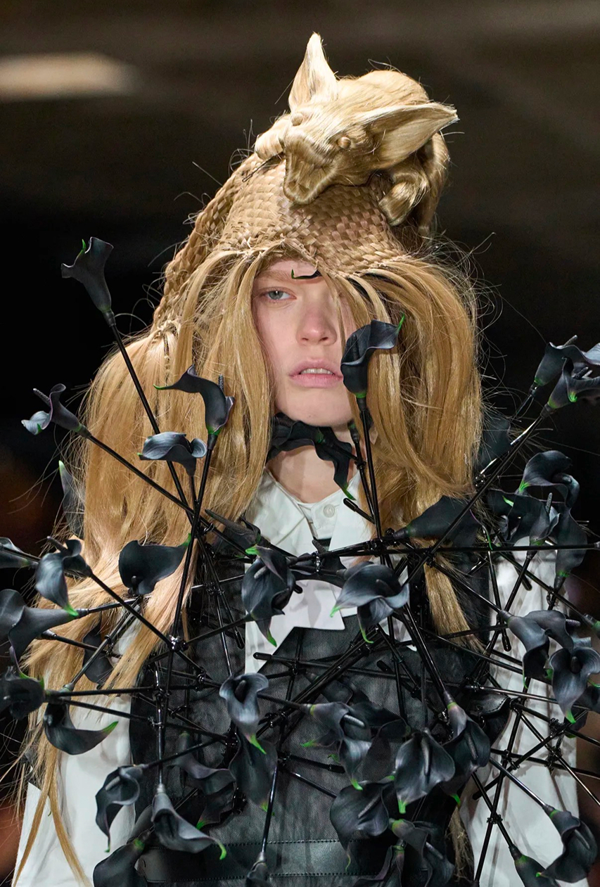 Депрессивные смоки и накладные челки: бьюти-тренды Недели моды в Париже сезона осень-зима 2026 (фото 44)