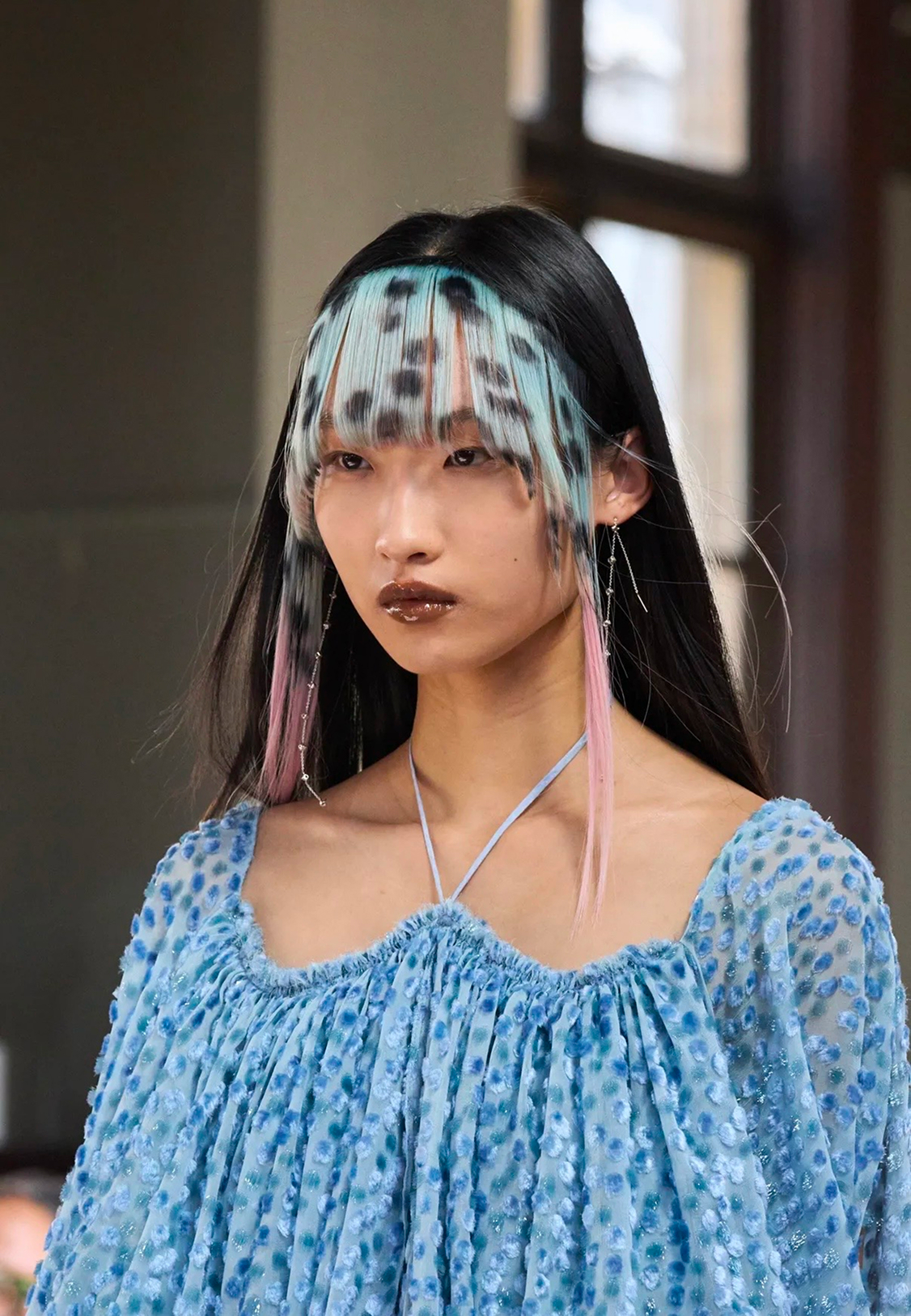 Депрессивные смоки и накладные челки: бьюти-тренды Недели моды в Париже сезона осень-зима 2026 (фото 45)