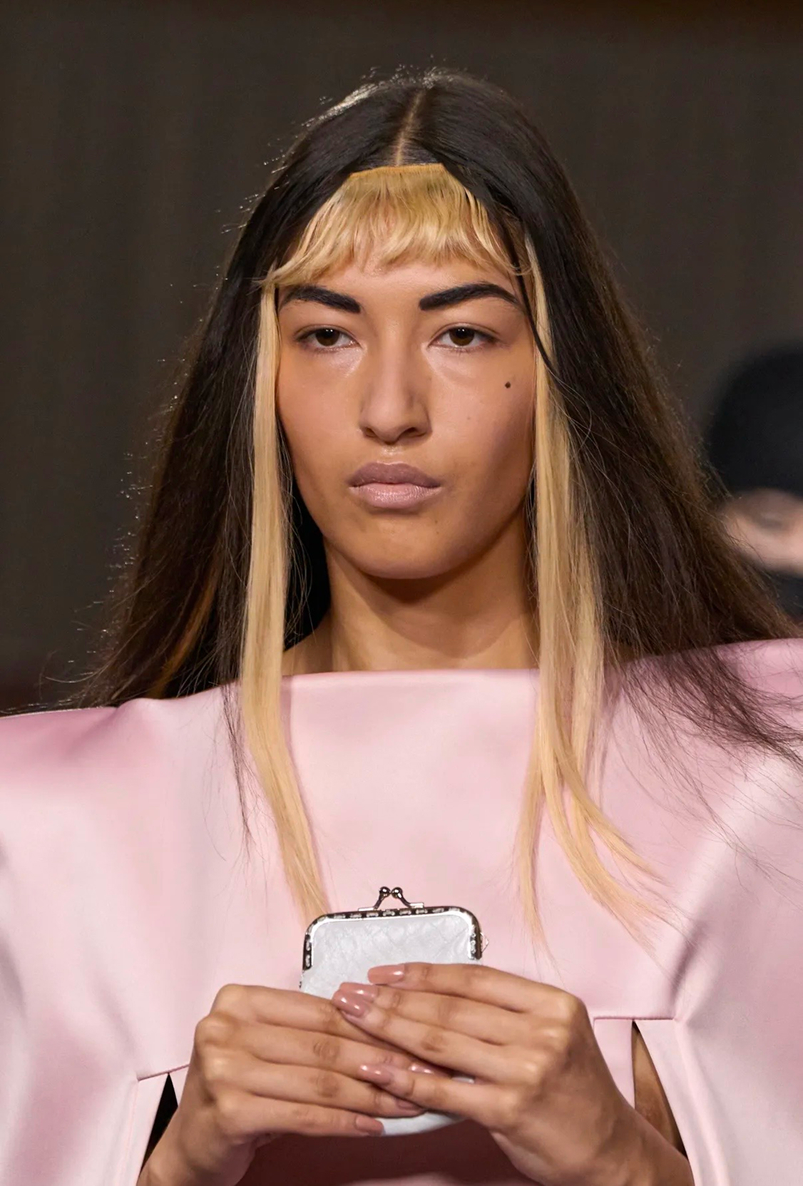 Депрессивные смоки и накладные челки: бьюти-тренды Недели моды в Париже сезона осень-зима 2026 (фото 46)