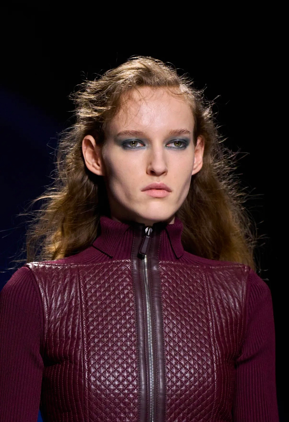 Депрессивные смоки и накладные челки: бьюти-тренды Недели моды в Париже сезона осень-зима 2026 (фото 47)