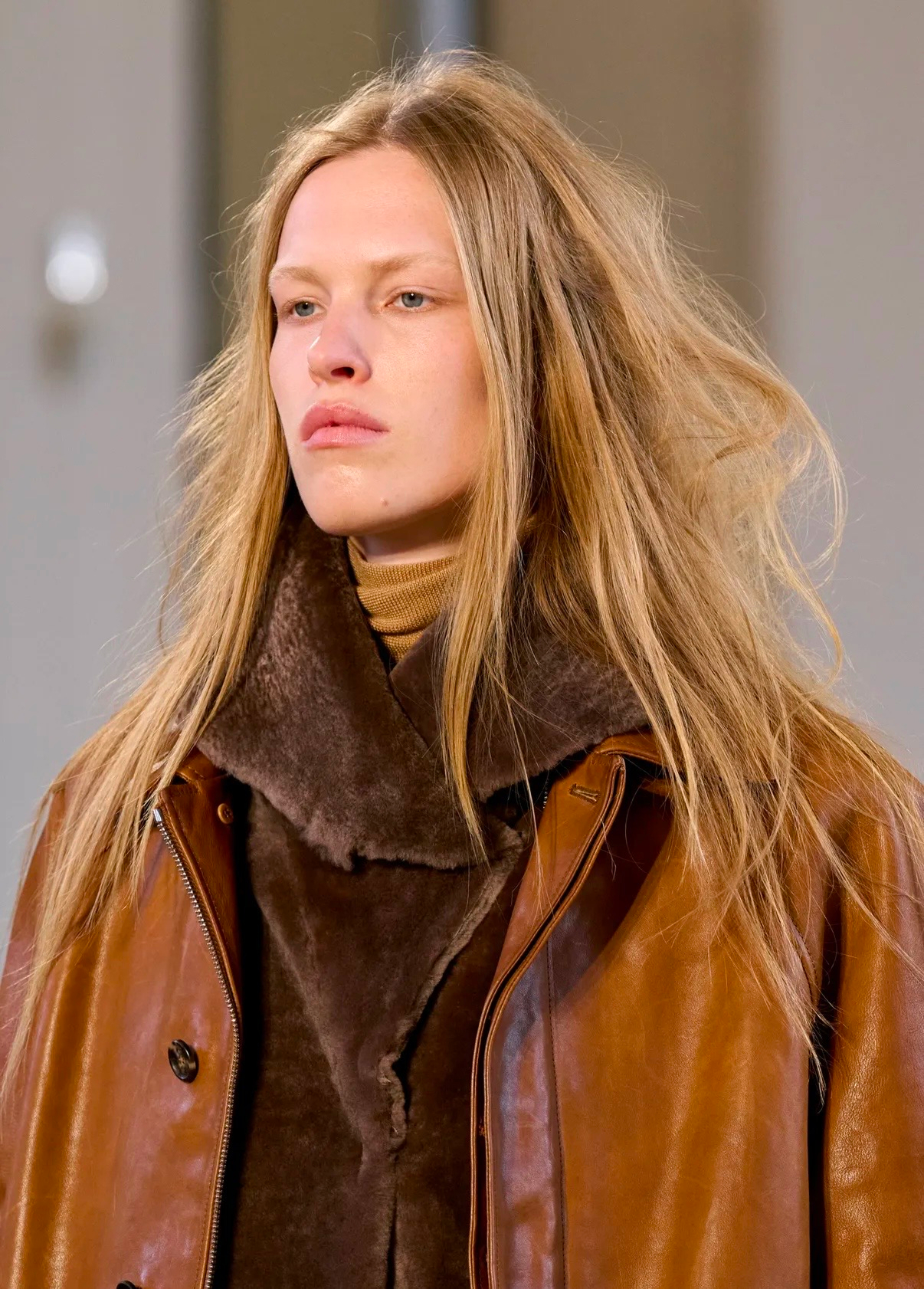 Депрессивные смоки и накладные челки: бьюти-тренды Недели моды в Париже сезона осень-зима 2026 (фото 48)