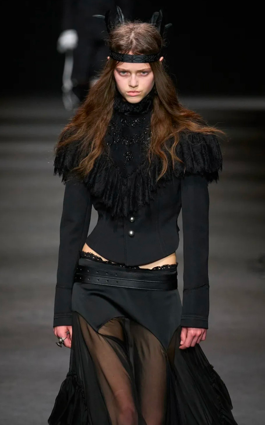 Депрессивные смоки и накладные челки: бьюти-тренды Недели моды в Париже сезона осень-зима 2026 (фото 49)