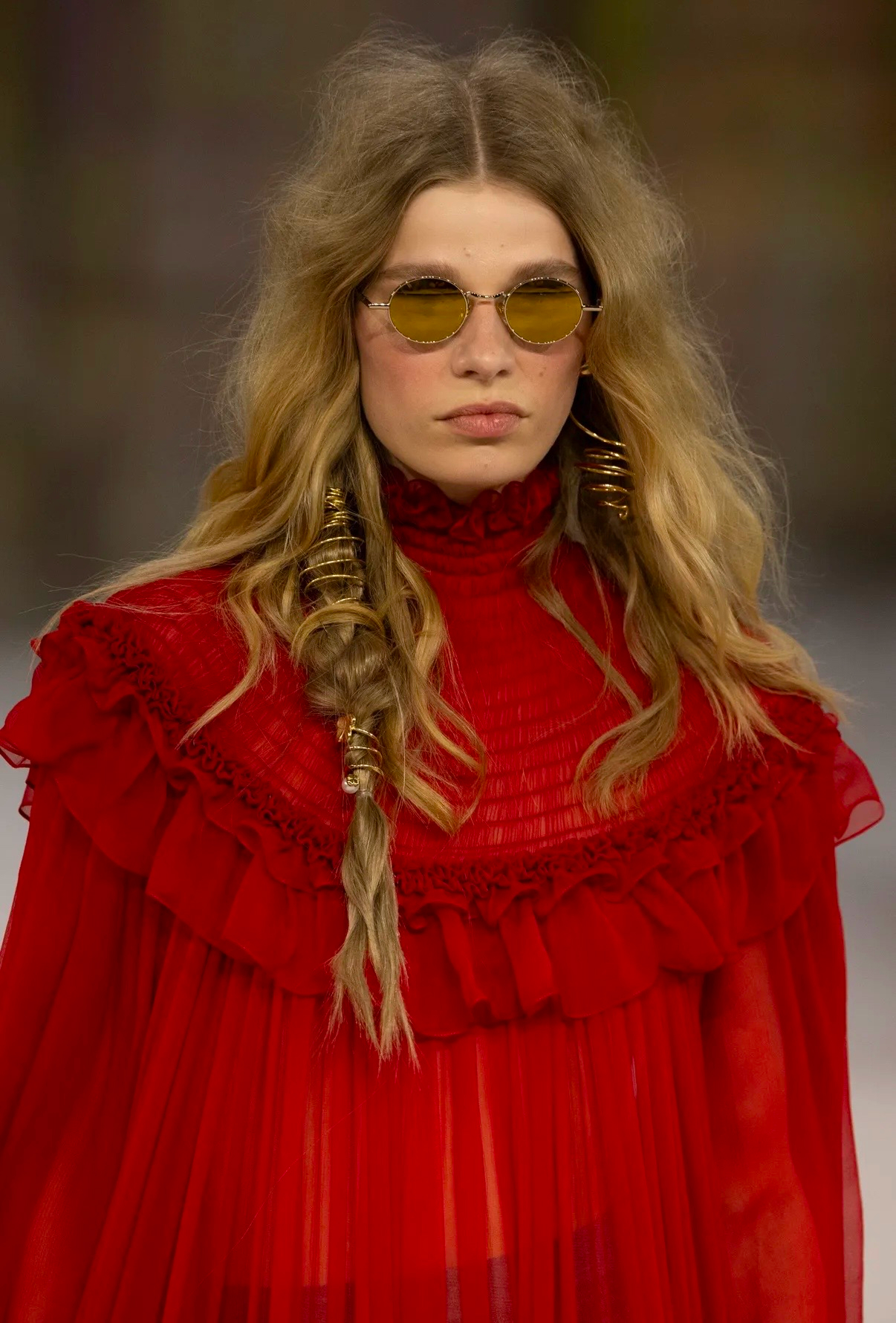 Депрессивные смоки и накладные челки: бьюти-тренды Недели моды в Париже сезона осень-зима 2026 (фото 50)