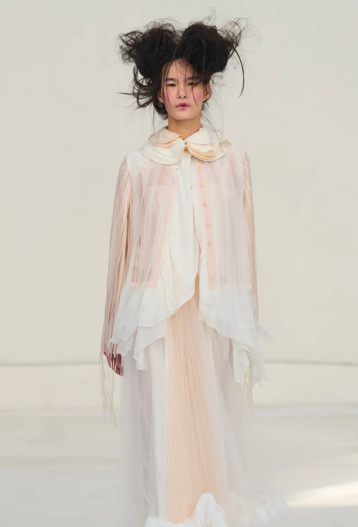 Депрессивные смоки и накладные челки: бьюти-тренды Недели моды в Париже сезона осень-зима 2026 (фото 51)